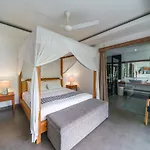 Villa Paloma - Chic Tropical Garden Villa With Outdoor Pool